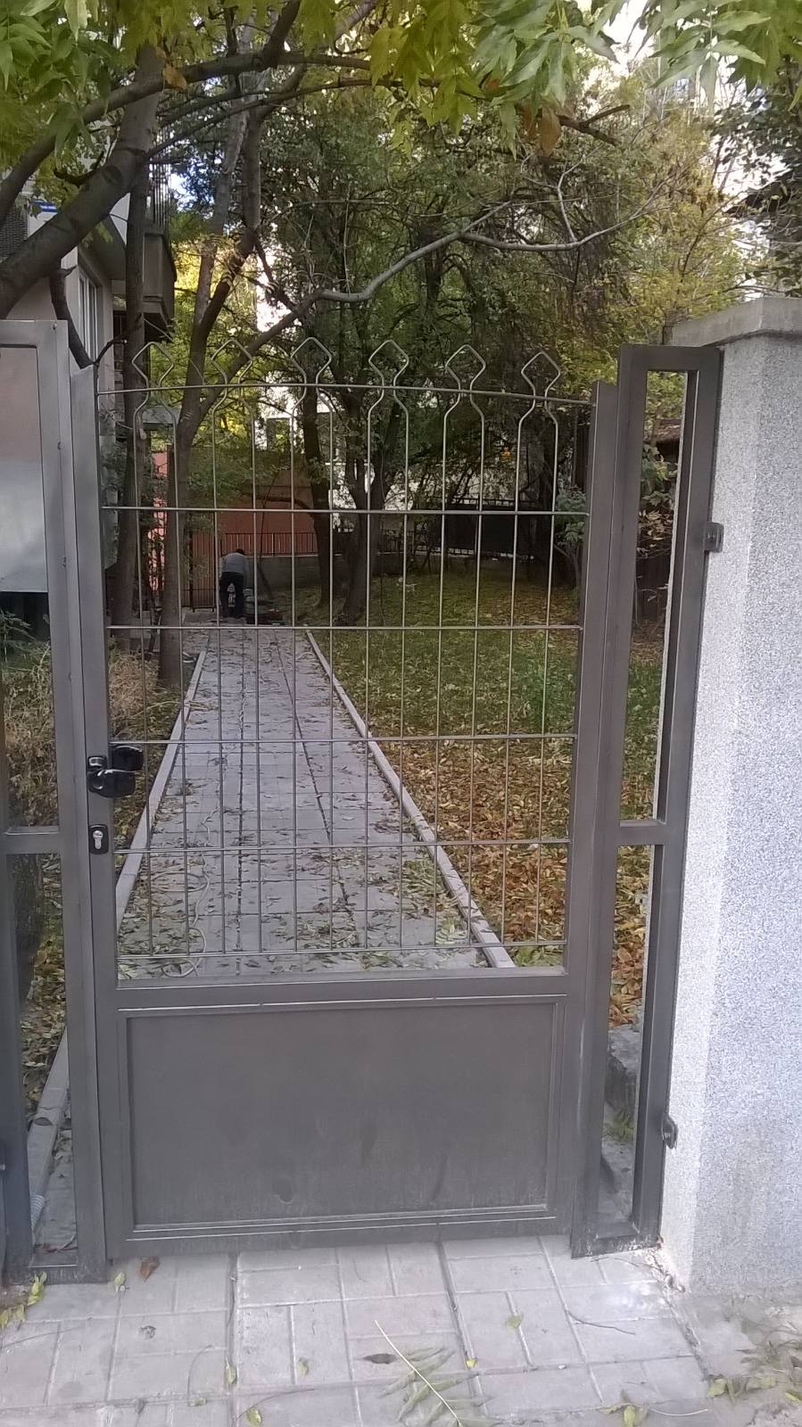 Дворни врати и огради