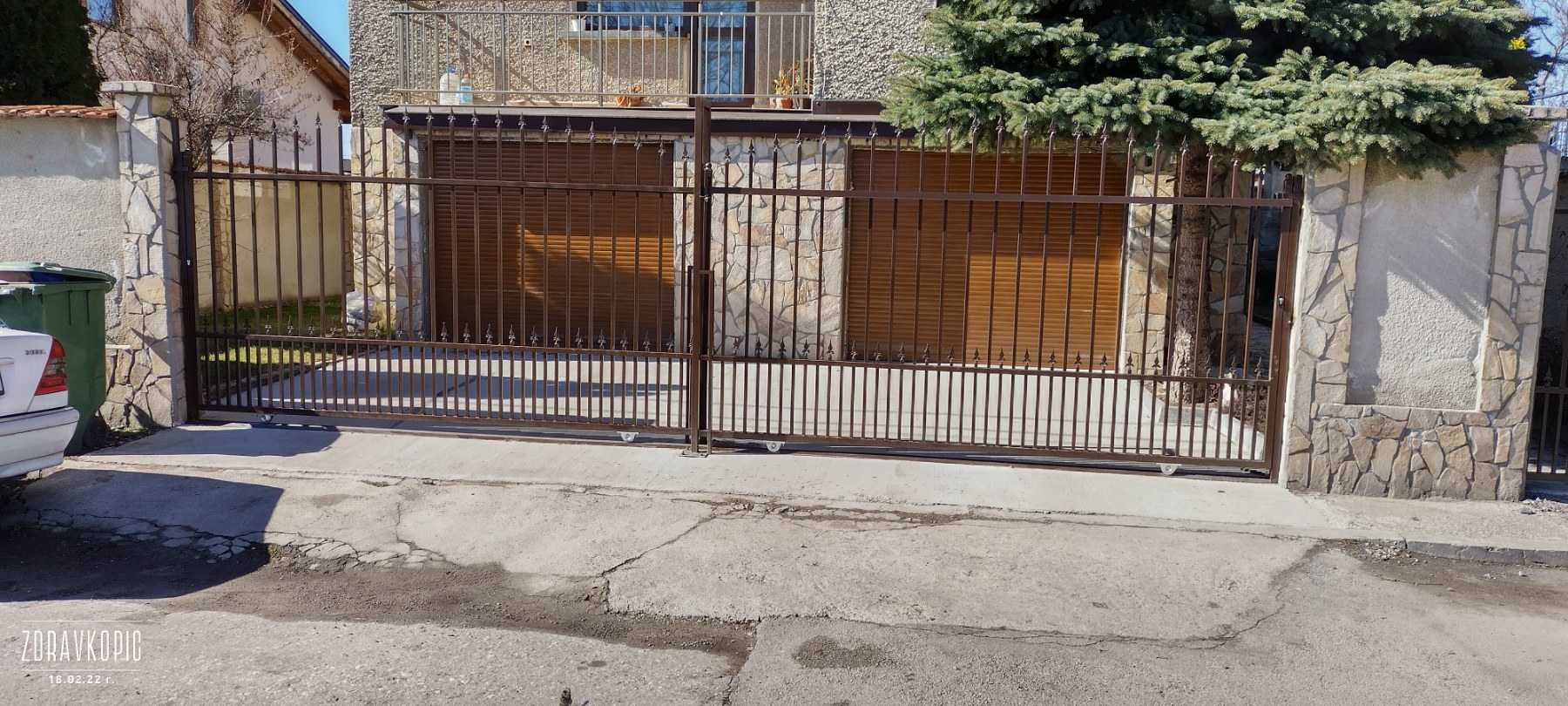 Дворни врати и огради